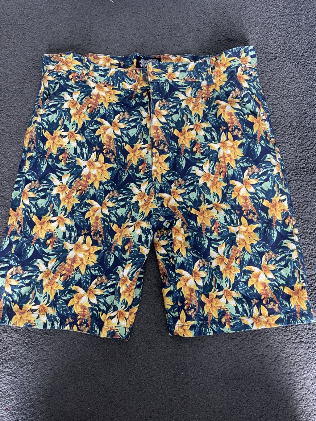 Aussie bum cargo shorts medium